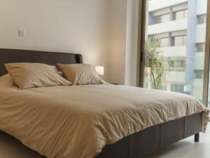 Postel nebo postele na pokoji v ubytování Halcyon Central Apartment