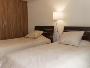 Postel nebo postele na pokoji v ubytování Halcyon Central Apartment