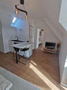 TV a/nebo společenská místnost v ubytování Le charmant de Lourmel appartement de 30m2 au calme