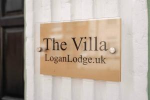 The Villa at Logan Lodge في غريت يورماوث: علامة على جانب المبنى