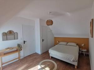 Postel nebo postele na pokoji v ubytování Le charmant de Lourmel appartement de 30m2 au calme