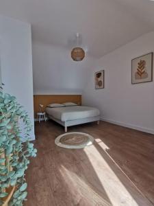 Postel nebo postele na pokoji v ubytování Le charmant de Lourmel appartement de 30m2 au calme