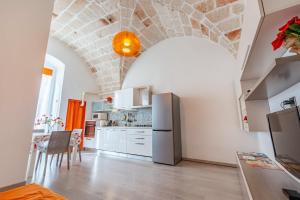 a kitchen with an arched ceiling and a refrigerator at B&b SAN LORENZO in Conversano