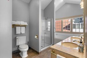 Et badeværelse på A Glorious Getaway Sheboygan - Blue Harbor Condo