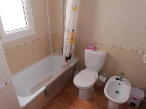 a bathroom with a toilet and a tub and a sink at Lodosol in Lo Pagán