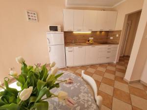 eine Küche mit einem Tisch und einem weißen Kühlschrank in der Unterkunft Studio für 5 Personen ca 70 qm in Crikvenica, Kvarner Bucht Crikvenica und Umgebung in Crikvenica