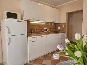 eine Küche mit weißen Schränken und einem weißen Kühlschrank in der Unterkunft Studio für 5 Personen ca 70 qm in Crikvenica, Kvarner Bucht Crikvenica und Umgebung in Crikvenica