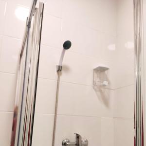 een douche met een douchekop in de badkamer bij liberdade Home Royall direito in Braga