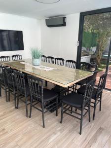 une grande table à manger avec des chaises noires et une grande table dans l'établissement אחוזת רוממה - Villa Romema, à Safed