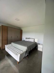 um quarto com uma cama grande num quarto em Casa com vista para as montanhas em Atibaia