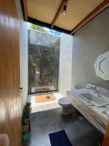 uma casa de banho com um WC e um lavatório em Casa com vista para as montanhas em Atibaia
