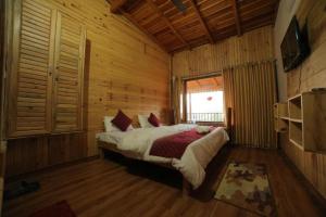 Postelja oz. postelje v sobi nastanitve Goroomgo Wooden Umbrella Bhimtal - Natural landscape Mountain View