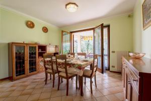 eine Küche und ein Esszimmer mit einem Tisch und Stühlen in der Unterkunft Villa Mirarino in Raffa