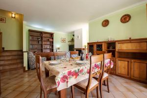 ein Esszimmer mit einem Tisch und Stühlen in der Unterkunft Villa Mirarino in Raffa