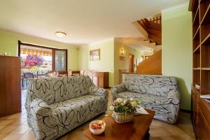 ein Wohnzimmer mit einem Sofa und einem Tisch in der Unterkunft Villa Mirarino in Raffa