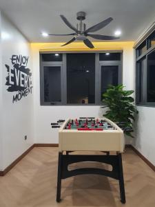 uma mesa de jogos num quarto com uma ventoinha de tecto em KAM's Home em Quang Ninh