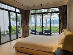 um quarto com uma cama e vista para o oceano em KAM's Home em Quang Ninh