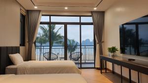 ein Hotelzimmer mit 2 Betten und einem Balkon in der Unterkunft KAM's Home in Provinz Quang Ninh
