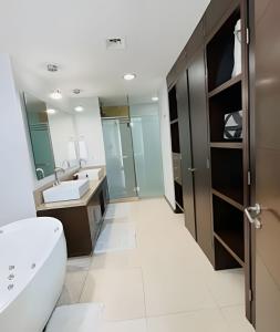 une salle de bains avec toilettes et lavabo dans l'établissement Condominio con las mejores vistas de la bahía, à Bucerías