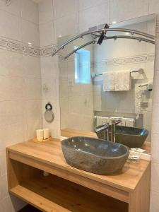 a bathroom with a large sink and a mirror at Wohnung in Pufels mit Gepflegtem Garten in Bulla