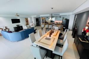 une salle à manger avec une table et des chaises dans l'établissement Condominio con las mejores vistas de la bahía, à Bucerías