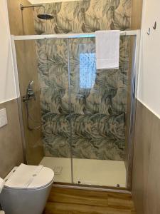 y baño con ducha y aseo. en Etna sicula, en San Giovanni la Punta