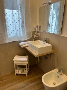 uma casa de banho com um lavatório, um WC e um espelho. em Etna sicula em San Giovanni la Punta