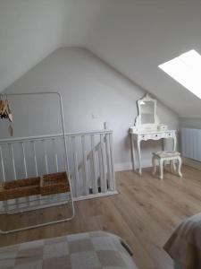 Habitación blanca con escalera y mesa en PatsView Lodge, en Donegal
