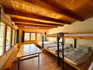 2 literas en una habitación con techo de madera en Camping Noguera Pallaresa, en Sort