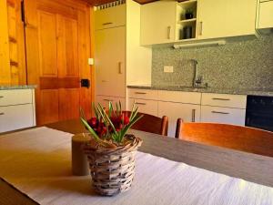 una cocina con una mesa con un jarrón de flores. en Halden 598 en Unterwasser