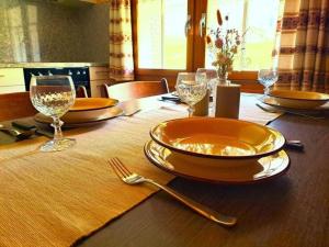 una mesa con platos y vasos sobre una mesa de madera en Halden 598 en Unterwasser