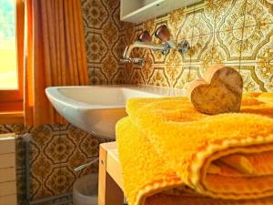 - Baño con lavamanos y 2 toallas en Halden 598 en Unterwasser