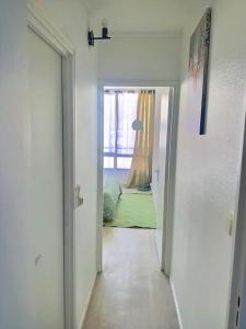 un pasillo con una puerta que conduce a un dormitorio en b- Appartement lumineux proche velizy bis, en Meudon