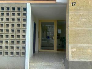 een toegang tot een gebouw met een glazen deur bij b- Appartement lumineux proche velizy bis in Meudon