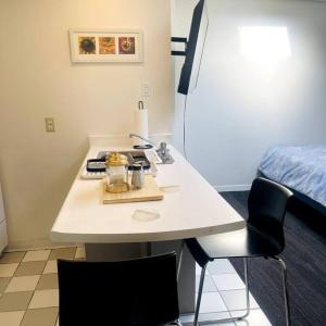 uma cozinha com uma mesa com um fogão e uma cama em Cozy Studio em Toronto