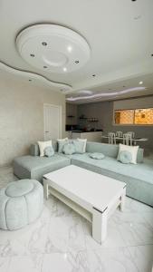 Luxe appartement vc grand terrasse ( villa ) في صافي: غرفة معيشة مع أريكة وطاولة