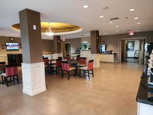 um restaurante com mesas e cadeiras no átrio em Comfort Inn & Suites Donna near I-2 em Donna