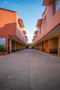 une cour vide d'un immeuble d'appartements dans l'établissement Auto Hotel Estrella del Sur, à Oaxaca