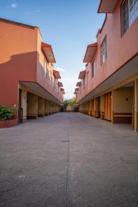 une cour vide d'un immeuble d'appartements dans l'établissement Auto Hotel Estrella del Sur, à Oaxaca