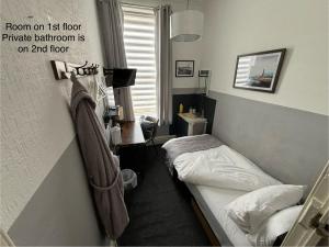 ブラックプールにあるLee & Chris's Belvedere - Adults Onlyのベッドルーム1室(ベッド1台付)が備わります。
