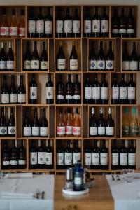 una stanza piena di bottiglie di vino di Locanda Fontezoppa a Civitanova Alta