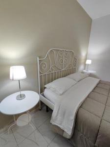 - une chambre avec un lit, une table et des lampes dans l'établissement Terme-Sele " Al Vico" Apartment Contursi Terme, à Contursi