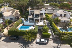 una vista aérea de una casa con piscina en Vila Norte - Private Pool by HD PROPERTIES, en Vilamoura