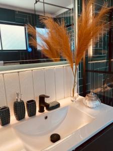 lavabo con jarrón y planta en Hotel Marina del Lago , Colbún, en Rota