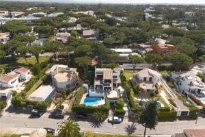 una vista aérea de una casa con piscina en Vila Norte - Private Pool by HD PROPERTIES, en Vilamoura