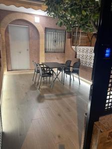 una sala da pranzo con tavolo e sedie di Casita Playa Yolanda a Santa Pola