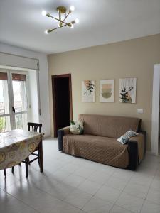 - un salon avec un canapé et une table dans l'établissement Terme-Sele " Al Vico" Apartment Contursi Terme, à Contursi