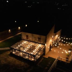 un edificio con luces encendidas por la noche en Locanda Fontezoppa, en Civitanova Alta