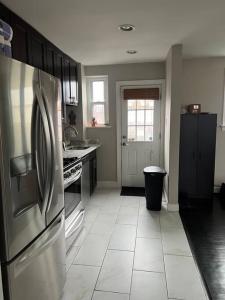 Kjøkken eller kjøkkenkrok på Quiet, Cozy Home in DC- Block From Metro-Parking