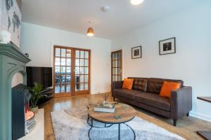 ein Wohnzimmer mit einem Sofa und einem Couchtisch in der Unterkunft Large-2 Bed House-Free Parking in Aberdeen